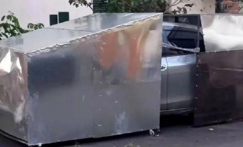 Harto de la inseguridad, guardó su auto en una estructura de metal